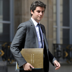 Ils sont, aux dernières nouvelles, restés de très bons amis.
Le ministre délégué aux Comptes publics, Gabriel Attal à la sortie du conseil des ministres, au palais de l'Elysée, Paris, le 24 mai 2023 © Stéphane Lemouton / Bestimage 