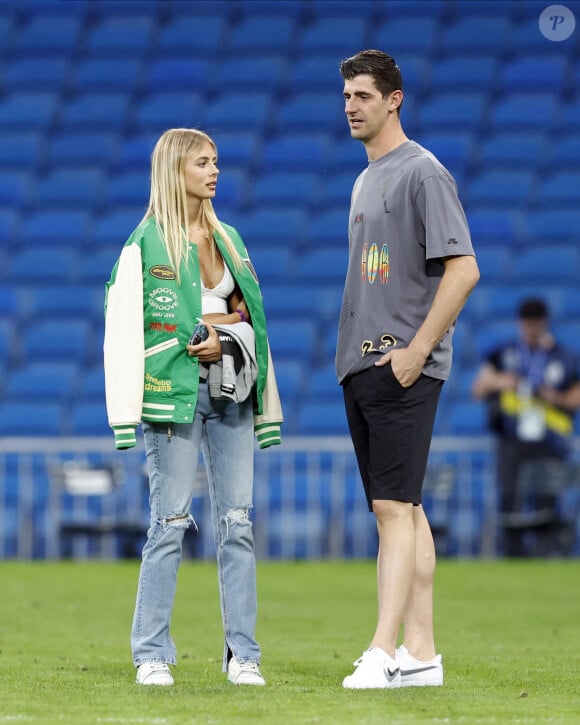 Thibaut Courtois et sa fiancée Mishel Gerzig après le match du Real Madrid contre l'UD Almeria au stade Santiago Bernabeu à Madrid le 29 avril 2023. 