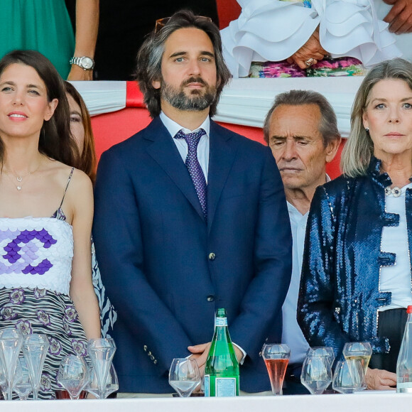 Une mission qu'elle a assuré au bras de son époux, le producteur Dimitri Rassam
Charlotte Casiraghi, son mari Dimitri Rassam, Jacky Ickx et la princesse Caroline de Hanovre lors de la dernière soirée de la 17ème édition du Longines Global Champions Tour à Monaco, le 1er juillet 2023 sur le port de Monaco, pour le Longines Global Champions. © Claudia Albuquerque/Bestimage