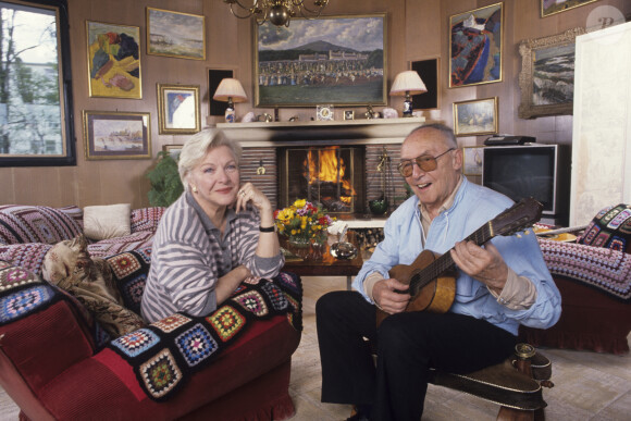 Une magnifique fête conviviale pour l'épouse de Loulou Gasté, son grand amour décédé en 1995
Archives - En France, à Rueil-Malmaison, rendez-vous avec Line Renaud et son mari Loulou Gasté à leur domicile. Avril 1989 © Alain Canu via Bestimage