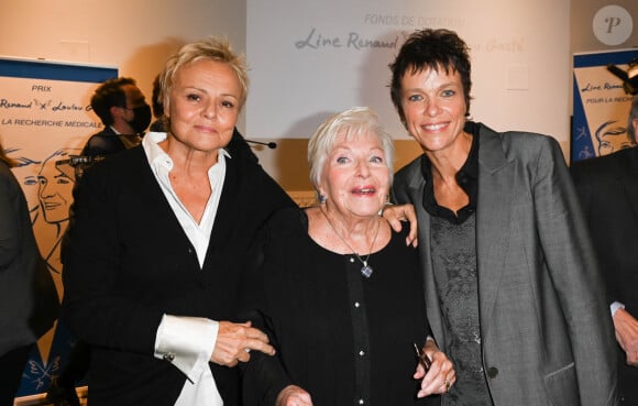 Semi-exclusif - Muriel Robin, Line Renaud (Présidente du Fonds de Dotation) et Anne Le Nen - Remise du prix "Fonds de dotation Line Renaud-Loulou Gasté" pour la recherche médicale à la Maison de la Recherche à Paris le 15 novembre 2021. © Coadic Guirec/Bestimage