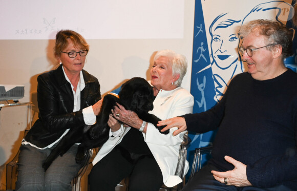 Dominique Besnehard, avec qui elle va collaborer pour un ultime film, était de la fête
Exclusif - Claude Chirac, Line Renaud et Dominique Besnehard - Remise du prix "Fonds de dotation Line Renaud-Loulou Gasté" pour la recherche médicale à la Maison de la Recherche à Paris le 21 novembre 2022.© Coadic Guirec/Bestimage