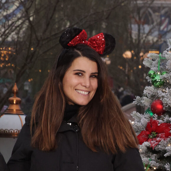 Karine Ferri - Les célébrités fêtent Noël à Disneyland Paris en novembre 2021. La féérie de Noël brille de mille feux à Disneyland Paris ! Pour célébrer l’ouverture de la saison, plusieurs célébrités se sont retrouvées au Parc pour découvrir les festivités les plus magiques d’Europe et rencontrer les Personnages Disney dans leur plus beaux habits de Noël. © Disney via Bestimage 