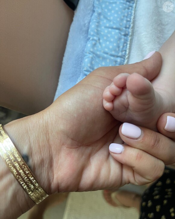 Pour le "moisniversaire" de leur fille, elle a posté des photos inédites de sa grossesse.