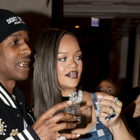 Saison des rencontres, l'été leur fait décupler leur côté romantique.
Rihanna (enceinte) avec son compagnon ASAP Rocky rentrent à leur hôtel après l'after-show du défilé de mode masculine prêt à porter printemps/été 2024 de la maison Louis Vuitton à Paris le 20 juin 2023.