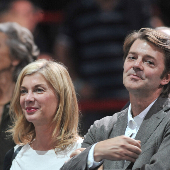 Michèle Laroque et son compagnon François Baroin lors de la demi-finale qui oppose Novak Djokovic à Kei Nishikori lors du 7ème jour du tournoi de tennis BNP Paribas Masters au Palais Omnisport de Bercy, à Paris le 1 novembre 2014. 