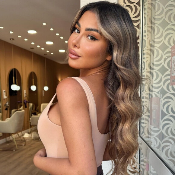 "Je suis blonde ! Ça fait 10 ans que j'avais arrêté d'être blonde. Omg. Vous aimez ?", a glissé Maeva Ghennam en légende des quelques clichés relayés via son feed Instagram.