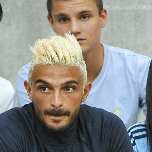 Exclusif - Julien Tanti (Les Marseillais), sa compagne Manon Marsault et un ami dans les tribunes du stade Vélodrome lors du match Olympique de Marseille (OM) à Toulouse Football Club (TFC) à Marseille, le 14 août 2016. © Pierre Pérusseau/Bestimage 