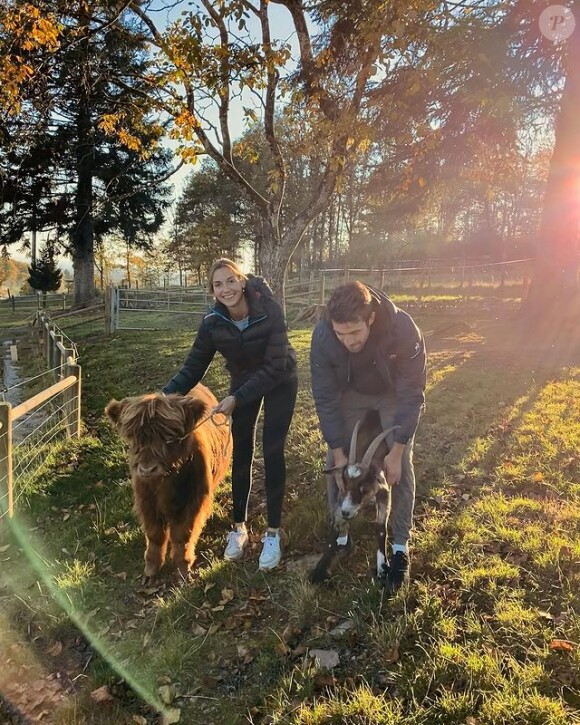 Quand il mettra pied à terre pour la toute dernière fois, au terme de cette saison 2023, il ira ensuite se terrer chez lui, avec ses chèvres. 
Thibaut Pinot et Charlotte, leur vie à la ferme