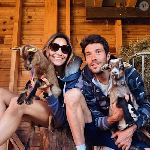 Car, oui, si certains comme Julian Alaphilippe ont décidé de s'installer dans le paradis fiscal d'Andorre, avec sa compagne Marion Rousse, Thibaut Pinot, lui, vit en marge de la société, dans une maison pas comme les autres. 
Thibaut Pinot et sa compagne Charlotte, leur vie en marge de la société