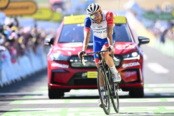 Nico Vereecken / Panoramic - Tour de France 2022 - Étape 14, 195 kms avec Départ à Saint-Etienne et Arrivée à Mende, France le 16/07/2022.  MENDE, FRANCE - JULY 16 : Pinot Thibaut (FRA) of Groupama - FDJ crosses the finish line dejected after becoming 3th during stage 14 of the 109th edition of the 2022 Tour de France cycling race, a stage of 195 kms with start in Saint-Etienne and finish in Mende on July 16, 2022 in Mende, France, 16/07/2022 ( Motordriver Kenny Verfaillie - 