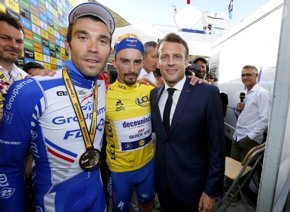 Info - Cyclisme: Thibaut Pinot annonce sa retraite à la fin de la saison - Emmanuel Macron, président de la République française, Julian Alaphilippe, Thibaut Pinot - Emmanuel Macron se rend sur l'étape du Tourmalet sur le Tour de France 2019 (14ème étape) - Il rejoint E.Merckx sur la ligne d'arrivée de l'étape, signe des autographes aux spectateurs, félicite les coureurs sur la ligne d'arrivée et applaudit les coureurs français J.Alaphilippe (toujours maillot jaune) et T.Pinot (vainqueur de l'étape). Tourmalet, le 20 juillet 2019. © Patrick Bernard / Bestimage Emmanuel Macron at the Tourmalet étape on the Tour de France 2019 (14th étape) - He joins E.Merckx on the finish line, signs autographs to the spectators, congratulates the runners at the finish linel and applauds the French riders J.Alaphilippe (still yellow jersey/maillot jaune) and T.Pinot (winner of today's race). Tourmalet, July 20th, 2019. 