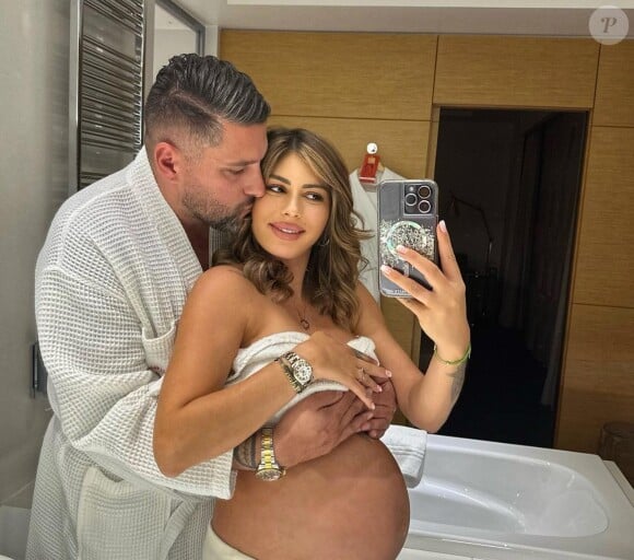 Sarah Lopez qui affiche fièrement son baby-bump sur Instagram.