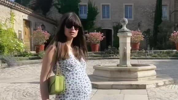 Enceinte d'Alex Kapranos, elle a fait le déplacement jusque dans le Var, en Provence-Alpes-Côte d'Azur, destination Flayosc...
Clara Luciani dévoile son baby bump en vacances en Provence.