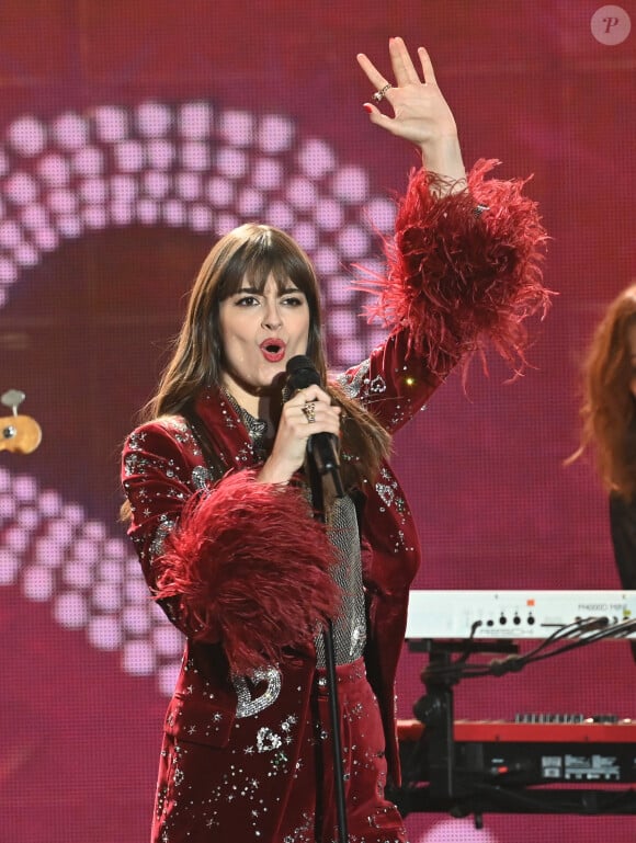 Entre balades dans les vignes, dégustation de panisse et récolte de brins de lavande, la chanteuse a pris une photo sur laquelle on l'aperçoit.
Clara Luciani lors de la 38ème cérémonie des Victoires de la musique à la Seine musicale de Boulogne-Billancourt, France, le 10 février 2023. © Coadic Guirec/Bestimage