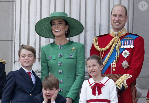 Et bien sûr, Kate Middleton aussi ! 
Le prince George, le prince Louis, la princesse Charlotte, Kate Catherine Middleton, princesse de Galles, le prince William de Galles - La famille royale d'Angleterre sur le balcon du palais de Buckingham lors du défilé "Trooping the Colour" à Londres. Le 17 juin 2023