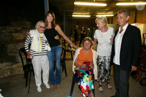 Exclusif - Carla Bruni-Sarkozy avec Nicolas Sarkozy, sa tante Gigi et sa mère Marisa Borini - Backstage du concert de Carla Bruni-Sarkozy au théâtre de Verdure du Grand Jardin à Le Lavandou le 23 juillet 2019. © Dominique Jacovides-Cyril Moreau/Bestimage