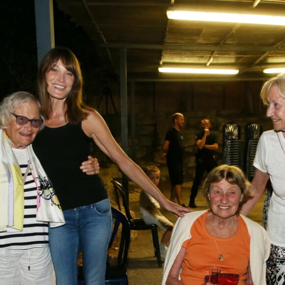 Exclusif - Carla Bruni-Sarkozy avec Nicolas Sarkozy, sa tante Gigi et sa mère Marisa Borini - Backstage du concert de Carla Bruni-Sarkozy au théâtre de Verdure du Grand Jardin à Le Lavandou le 23 juillet 2019. © Dominique Jacovides-Cyril Moreau/Bestimage