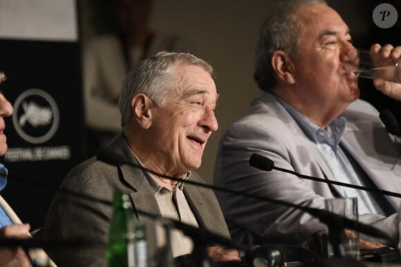 Son corps avait été retrouvé par un ami, le 2 juillet 2023 dans l'après-midi, près d'une substance poudreuse blanche.
Robert de Niro, le chef Standing Bear à la conférence de presse du film Killers Of The Flower Moon" lors du 76ème Festival International du Film de Cannes le 21 mai 2023. © Pool / Bestimag