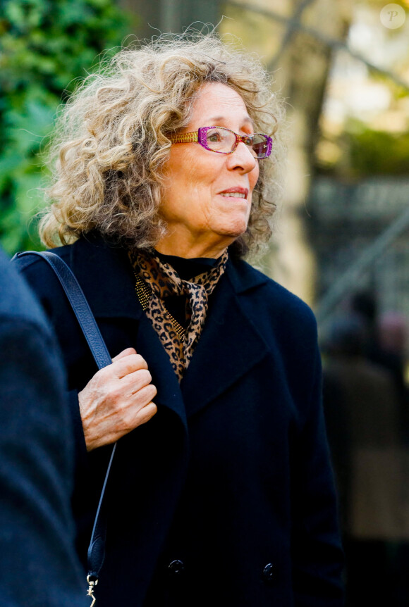 Parallèlement, Mireille Dumas a également une routine sportive qui lui permet de garder un corps tonique. Ses grandes passions ? Nager dans la mer et jardiner !
Mireille Dumas - Sorties de l'hommage à Pascal Josèphe au Studio Gabriel à Paris. Le 25 novembre 2022