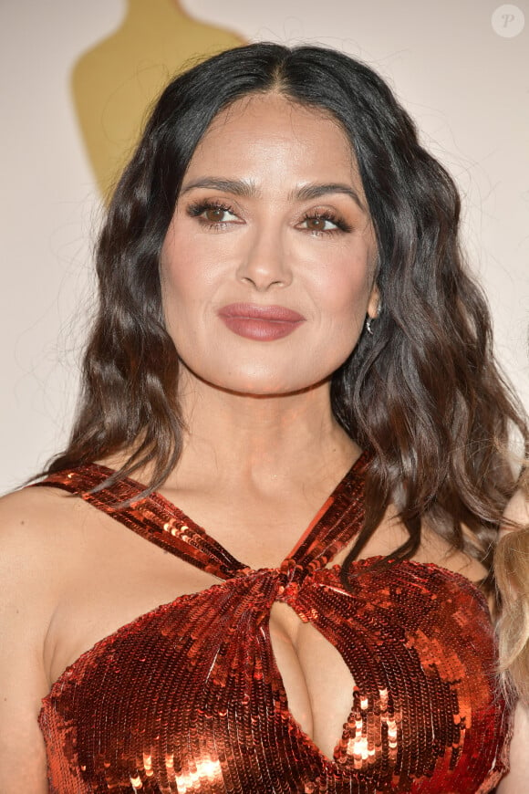 La photo publiée mettait parfaitement en valeur sa plastique sculpturale.
Salma Hayek au photocall de la 95ème édition de la cérémonie des Oscars à Los Angeles, le 12 mars 2023. 