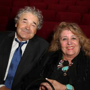 Pierre Perret est marié à sa femme Rebecca 
Pierre Perret et sa femme Rebecca - Représentation de la pièce de théâtre "Les Grandes Filles" au Théâtre Montparnasse en soutien à l'APREC (l'Alliance Pour la Recherche en Cancérologie) à Paris. 