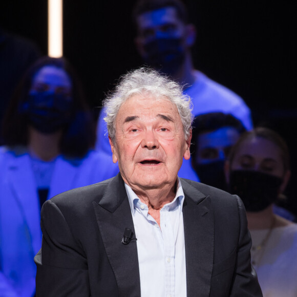 "Tout a commencé par une engueulade à propos d'un remboursement de billet d'avion", a révélé Pierre Perret
Exclusif - Pierre Perret - Enregistrement de l'émission "La boîte à Secrets 9" à Paris, qui sera diffusée le 9 septembre sur France 3. Au cours de la soirée, chaque invité aura une boîte disposée devant lui, de laquelle il extraira un objet revêtant une valeur particulière à ses yeux. Après en avoir livré la signification en plateau, la personnalité verra alors apparaître une surprise dans la boîte géante de l'émission, avec l'intervention de proches. Une émission qui véhicule de belles valeurs, et qui contiendra son lot de larmes et de révélations dans une atmosphère bienveillante. Paris le 08/03/021 © Tiziano Da Silva / Bestimage 