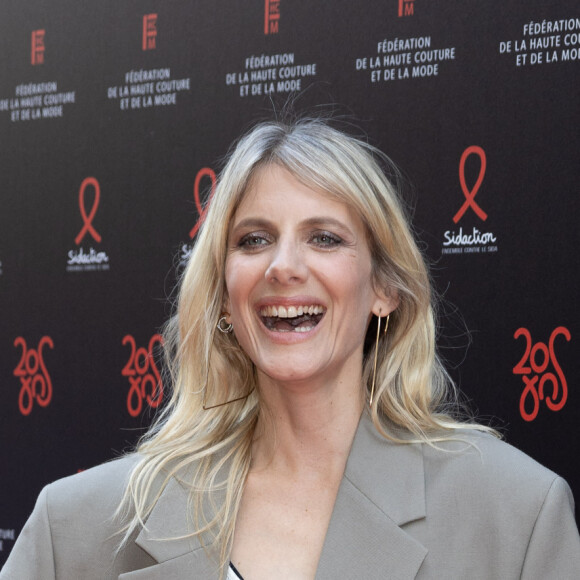 Mélanie Laurent arobrait également un petit haut blanc, ainsi qu'une veste grise
Mélanie Laurent - Photocall de la 20ème édition du dîner de la Mode du Sidaction, "Annees Palace" au Pavillon Cambon Capucines à Paris le 6 juillet 2023. Ce dîner signe la clôture des défilés de la Semaine de la Haute Couture à Paris. Cette édition sera l'occasion de célébrer les vingt ans de cet événement incontournable au profit de la lutte contre le sida. Le Chef Y. Alléno, chef trois étoiles au Guide Michelin, signe le menu de la 20ème édition de ce dîner de gala. Grâce à la mobilisation des personnalités de la mode, du cinéma et des médias, le Dîner de la mode avait permis de collecter 726 000 euros en faveur de la lutte contre le VIH/sida en 2022. Sidaction peut ainsi renforcer son action en faveur des programmes de recherche scientifique, médicale et de prévention du VIH et des associations d'aide aux personnes vivant avec le VIH en France et à l'international. Depuis 2003, le Dîner de la Mode a permis de collecter plus de onze millions d'euros. Plus que jamais, nous devons rester mobilisés pour faire reculer l'épidémie de VIH.© Olivier Borde/Bestimage 