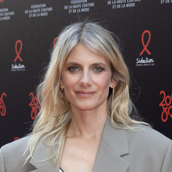 Mélanie Laurent ne fut pas la seule figure du cinéma à être venue assister à cet événement
Mélanie Laurent - Photocall de la 20ème édition du dîner de la Mode du Sidaction, "Annees Palace" au Pavillon Cambon Capucines à Paris le 6 juillet 2023. Ce dîner signe la clôture des défilés de la Semaine de la Haute Couture à Paris. Cette édition sera l'occasion de célébrer les vingt ans de cet événement incontournable au profit de la lutte contre le sida. Le Chef Y. Alléno, chef trois étoiles au Guide Michelin, signe le menu de la 20ème édition de ce dîner de gala. Grâce à la mobilisation des personnalités de la mode, du cinéma et des médias, le Dîner de la mode avait permis de collecter 726 000 euros en faveur de la lutte contre le VIH/sida en 2022. Sidaction peut ainsi renforcer son action en faveur des programmes de recherche scientifique, médicale et de prévention du VIH et des associations d'aide aux personnes vivant avec le VIH en France et à l'international. Depuis 2003, le Dîner de la Mode a permis de collecter plus de onze millions d'euros. Plus que jamais, nous devons rester mobilisés pour faire reculer l'épidémie de VIH.© Olivier Borde/Bestimage 