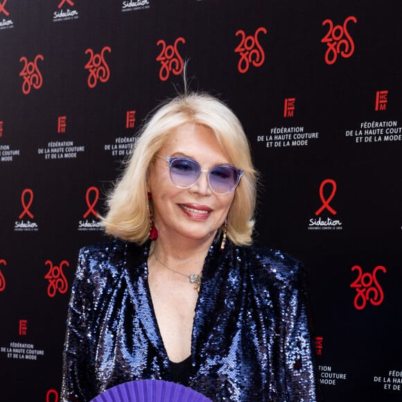 Amanda Lear - Photocall de la 20ème édition du dîner de la Mode du Sidaction, "Annees Palace" au Pavillon Cambon Capucines à Paris le 6 juillet 2023. Ce dîner signe la clôture des défilés de la Semaine de la Haute Couture à Paris. Cette édition sera l'occasion de célébrer les vingt ans de cet événement incontournable au profit de la lutte contre le sida. Le Chef Y. Alléno, chef trois étoiles au Guide Michelin, signe le menu de la 20ème édition de ce dîner de gala. Grâce à la mobilisation des personnalités de la mode, du cinéma et des médias, le Dîner de la mode avait permis de collecter 726 000 euros en faveur de la lutte contre le VIH/sida en 2022. Sidaction peut ainsi renforcer son action en faveur des programmes de recherche scientifique, médicale et de prévention du VIH et des associations d'aide aux personnes vivant avec le VIH en France et à l'international. Depuis 2003, le Dîner de la Mode a permis de collecter plus de onze millions d'euros. Plus que jamais, nous devons rester mobilisés pour faire reculer l'épidémie de VIH.© Olivier Borde/Bestimage 