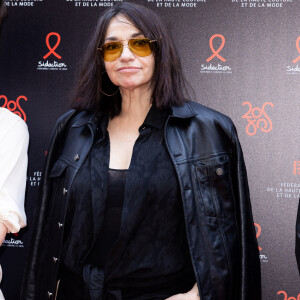 Béatrice Dalle - Photocall de la 20ème édition du dîner de la Mode du Sidaction, "Annees Palace" au Pavillon Cambon Capucines à Paris le 6 juillet 2023. Ce dîner signe la clôture des défilés de la Semaine de la Haute Couture à Paris. Cette édition sera l'occasion de célébrer les vingt ans de cet événement incontournable au profit de la lutte contre le sida. Le Chef Y. Alléno, chef trois étoiles au Guide Michelin, signe le menu de la 20ème édition de ce dîner de gala. Grâce à la mobilisation des personnalités de la mode, du cinéma et des médias, le Dîner de la mode avait permis de collecter 726 000 euros en faveur de la lutte contre le VIH/sida en 2022. Sidaction peut ainsi renforcer son action en faveur des programmes de recherche scientifique, médicale et de prévention du VIH et des associations d'aide aux personnes vivant avec le VIH en France et à l'international. Depuis 2003, le Dîner de la Mode a permis de collecter plus de onze millions d'euros. Plus que jamais, nous devons rester mobilisés pour faire reculer l'épidémie de VIH.© Olivier Borde/Bestimage 