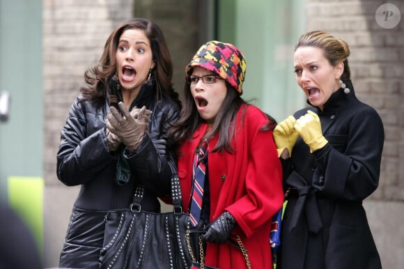 America Ferrera, Ana Ortiz et Becki Newton tournent une scène d'Ugly Betty à New York le 2 mars 2010