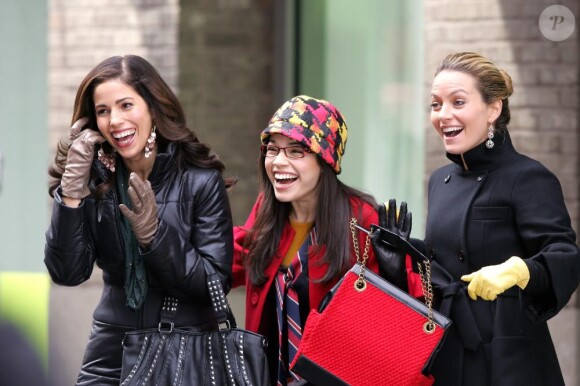 America Ferrera, Ana Ortiz et Becki Newton tournent une scène d'Ugly Betty à New York le 2 mars 2010