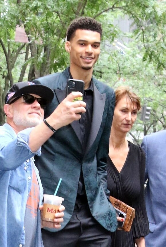 Sur place, elle a repéré le basketteur français Victor Wembanyama et a voulu lui demander un selfie.
Victor Wembanyama à New York.