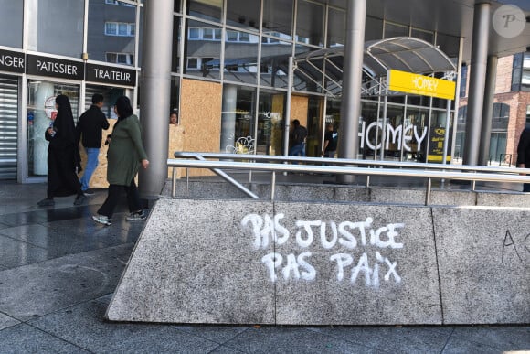 Dégâts après la quatrième nuit de violences dans différents lieux de l'agglomération de Nanterre, France, le 1er juillet 2023, après la mort du jeune Nahel (17 ans), tué par un policier après un refus d'obtempérer à Nanterre (Hauts-de-Seine). © Lionel Urman/Panoramic/Bestimage 