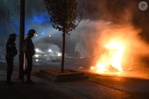 Incidents lors de la quatrième nuit de violences à Charenton-le-Pont, France, le 30 juin 2023, après la mort du jeune Nahel, tué par un policier après un refus d'obtempérer, à Strasbourg, France, le 30 juin 2023. © Lionel Urman/Panoramic/Bestimage 