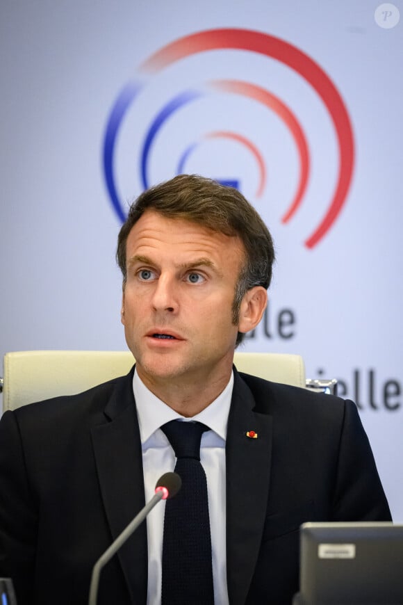 Emmanuel Macron, président de la République lors de la réunion de la cellule de crise interministérielle au ministère de l'Intérieur au centre de crise d'urgence du ministère de l'Intérieur à Paris, France, le 30 juin 2023, après que des émeutes ont éclaté pour la troisième nuit consécutive à travers le pays suite à la mort de Nahel, une adolescente de 17 ans tuée lors d'un contrôle routier à Nanterre par un policier. © Eric Tschaen/Pool/Bestimage 