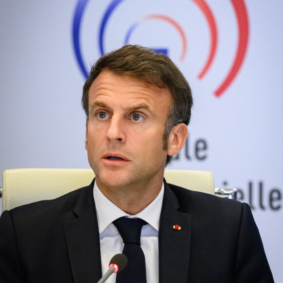 Emmanuel Macron, président de la République lors de la réunion de la cellule de crise interministérielle au ministère de l'Intérieur au centre de crise d'urgence du ministère de l'Intérieur à Paris, France, le 30 juin 2023, après que des émeutes ont éclaté pour la troisième nuit consécutive à travers le pays suite à la mort de Nahel, une adolescente de 17 ans tuée lors d'un contrôle routier à Nanterre par un policier. © Eric Tschaen/Pool/Bestimage 