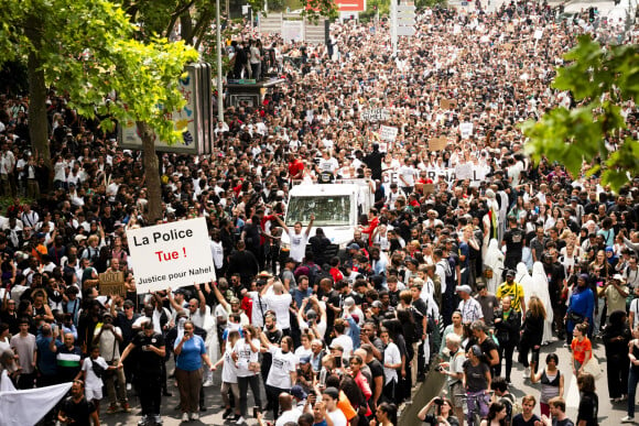 Mounia, la mère de Nahel en ouverture de cortège sur le camion lors de la marche blanche organisée en hommage à Nahel jeune homme tué par un policier après un refus d'obtempérer, à Nanterre, France, le 29 juin 2023. 6 200 personnes sont présentes, selon la police. © Jean-Baptiste Autissier/Panoramic/bestimage 