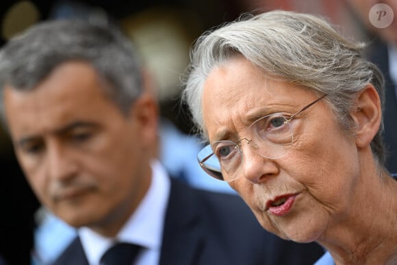 La première ministre Elisabeth Borne et le ministre de l'Intérieur Gérald Darmanin s'entretiennent avec des policiers devant le commissariat d'Evry-Courcouronnes, au sud de Paris le 30 juin 2023. © Stefano Rellandini / Pool / Bestimage