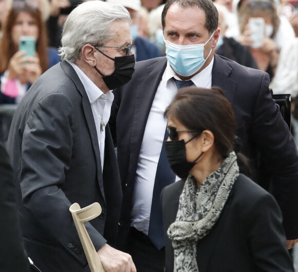 Alain Delon - Obsèques de Jean-Paul Belmondo en en l'église Saint-Germain-des-Prés, à Paris le 10 septembre 2021. © Cyril Moreau / Bestimage 