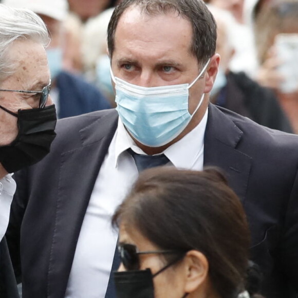 Alain Delon - Obsèques de Jean-Paul Belmondo en en l'église Saint-Germain-des-Prés, à Paris le 10 septembre 2021. © Cyril Moreau / Bestimage 
