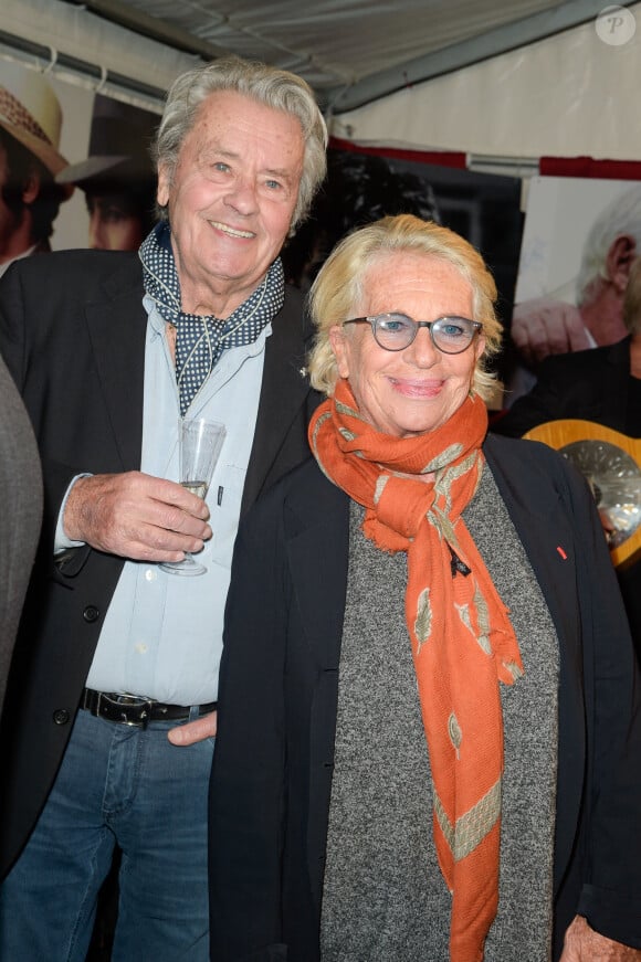 Son amie a témoigné sur BFMTV
Alain Delon et Véronique de Villèle - Célébrités lors de l'inauguration de la grande roue de Paris, France, le 17 novembre 2017. © Coadic Guirec/Bestimage 