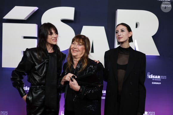 Et pourtant, Alice Attal a grandi bien loin des projecteurs. 
Jane Birkin avec Charlotte Gainsbourg et sa fille Alice Attal au photocall de la 48ème cérémonie des César à l'Olympia à Paris le 24 février 2023 © Dominique Jacovides / Olivier Borde / Bestimage