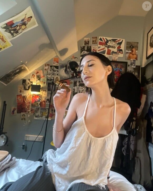 Alice Attal dévoile son nouveau piercing. 
Alice Attal sur son compte Instagram