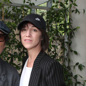 Yvan Attal et sa compagne Charlotte Gainsbourg aux Internationaux de France de Tennis de Roland Garros 2023 à Paris le 09 Juin 2023. © Bertrand Rindoff / Bestimage 