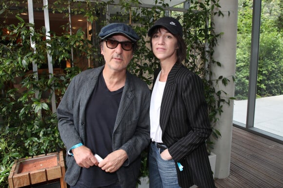 Yvan Attal et sa compagne Charlotte Gainsbourg aux Internationaux de France de Tennis de Roland Garros 2023 à Paris le 09 Juin 2023. © Bertrand Rindoff / Bestimage 