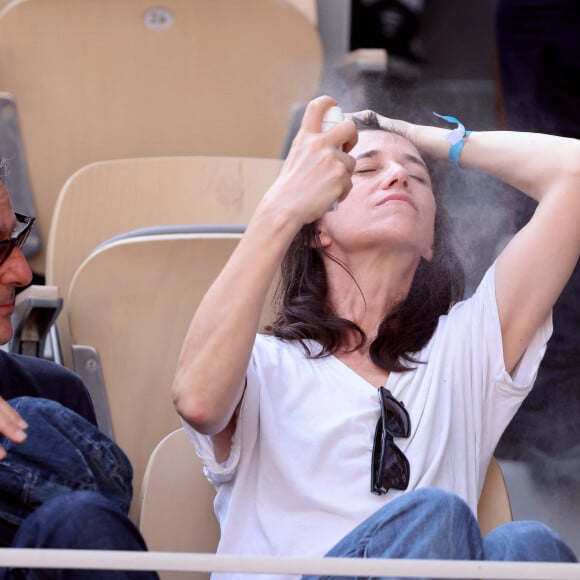 Charlotte Gainsbourg et son compagnon Yvan Attal en tribunes lors des Internationaux de France de tennis de Roland Garros 2023, à Paris, France, le 9 juin 2023. © Jacovides-Moreau/Bestimage