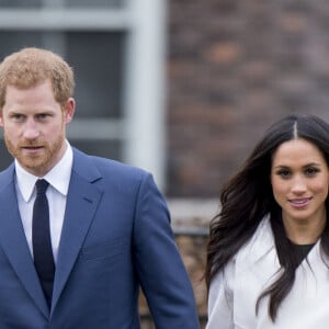 Le Prince Harry et Meghan Markle posent à Kensington palace après l'annonce de leur mariage au printemps 2018 à Londres le 27 novembre 2017.