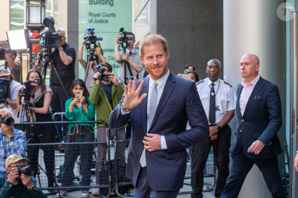 Le prince Harry, duc de Sussex, quitte la Haute Cour de Londres au deuxième jour de son témoignage contre un tabloïd accusé de piratage de messageries téléphoniques. © Tayfun Salci / Zuma Press / Bestimage